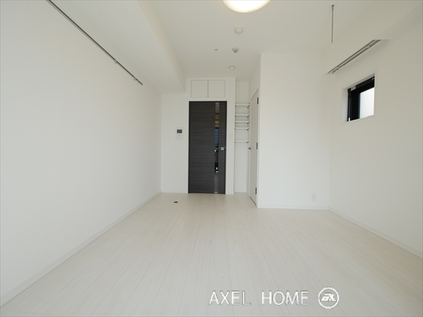 アジールコート新宿のバルコニー側から室内正面