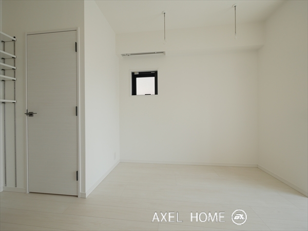 アジールコート新宿の玄関側から室内左全体