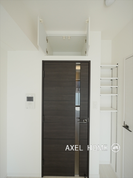 アジールコート新宿の室内の扉上段収納