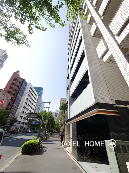 アジールコート新宿の全面道路