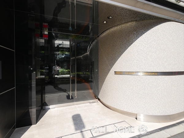 アジールコート新宿のエントランス正面