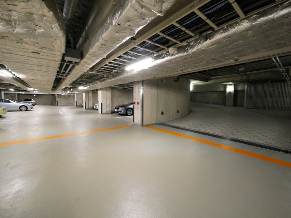 地下駐車場（平置き）￥45,000