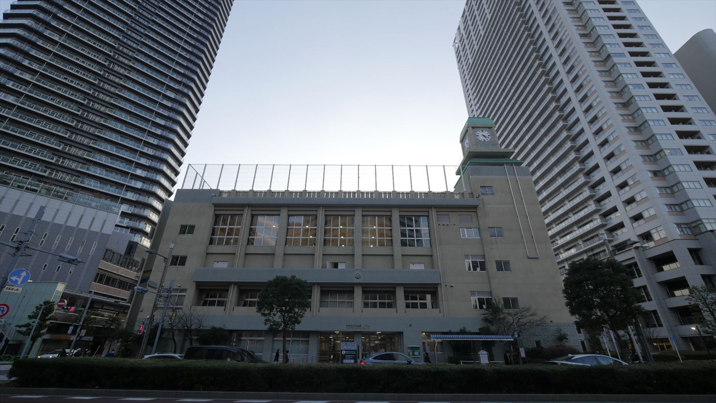 月島第二小学校周辺の街並み