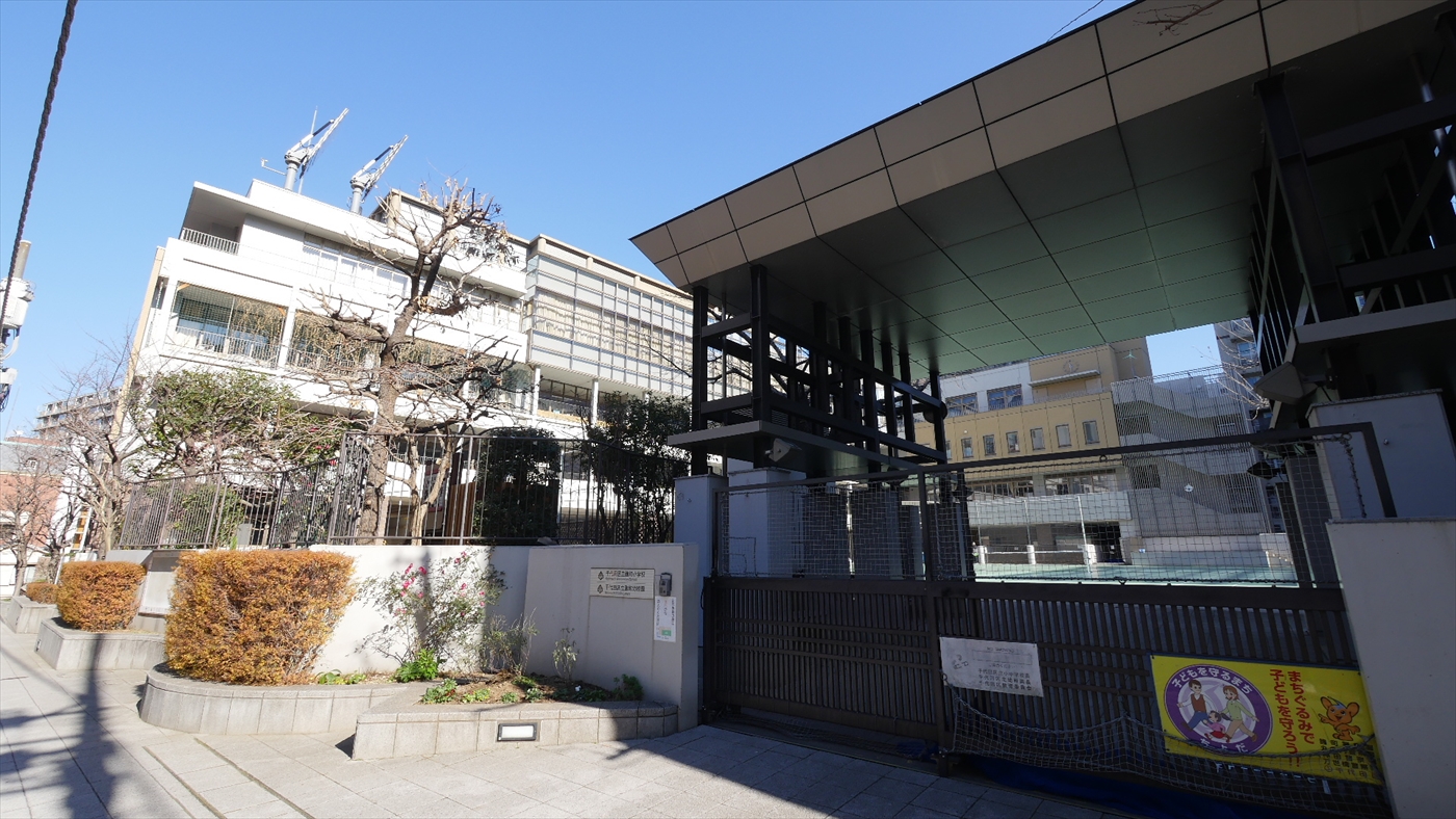 麹町小学校周辺の街並み