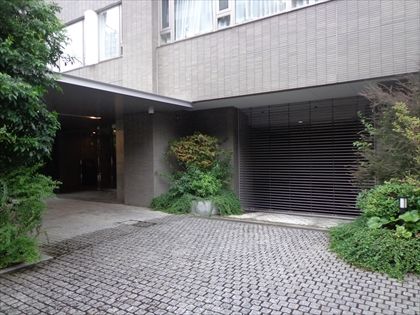 ハイルーフ区画：￥４５，０００（全長５６００ｍｍ×全幅１９５０ｍｍ×全高２０５０ｍｍ×重量２３００㎏）