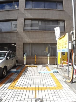 敷地内にコインパーキングが御座います。