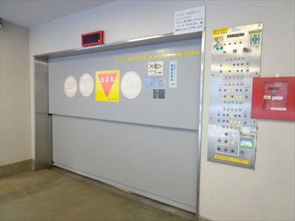 サイズ　全長5700　全幅2050　全高1550/1680　重量2200