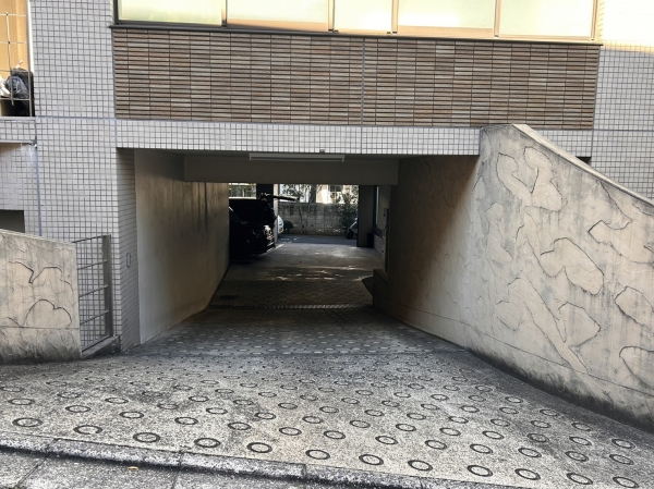 マヤ信濃町二番館駐車場