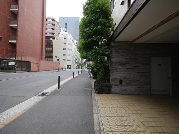 平置き駐車場　￥３５，０００／月（ハイルーフ車可）