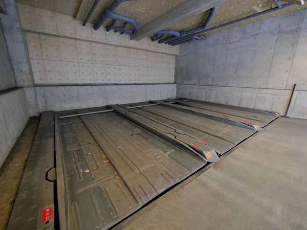 屋根付機械式駐車場