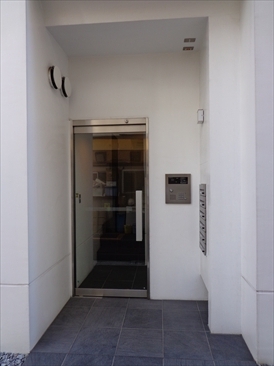 ホワイトキューブ入船 （WHITE CUBE）
